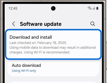 Oficiálna snímka Samsung s položkou Download and install v ponuke Software update.